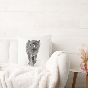 Cojín Decorativo Lobo negro enojado en la nieve, invierno salvaje