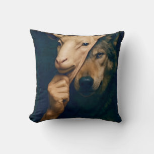 Cojín Decorativo Lobo sosteniendo una máscara de oveja
