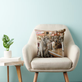Cojín Decorativo Lobos de Irlanda compartiendo un batido