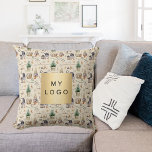 Cojín Decorativo logo de la casa de campo nórdica de los navidades<br><div class="desc">Ambiente beige con decoración de casa de campo de Navidades de estilo escandinavo tradicional,  gnomos,  troncos de madera,  pinos. Personalice y agregue el logotipo de su empresa</div>