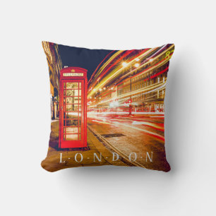 Cojín Decorativo Londres: Cabina de teléfono rojo, luces de auto