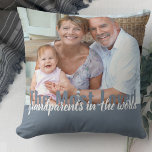Cojín Decorativo Los abuelos más queridos del mundo 2 Foto<br><div class="desc">Crea tu propia almohada moderna con dos de tus fotos favoritas. La tipografía sobredimensionada es totalmente editable y actualmente dice "Los abuelos más queridos del mundo". La plantilla de fotos está lista para que agregue sus imágenes, que se muestran en formato horizontal. La paleta de colores es gris y blanco,...</div>