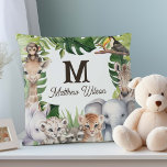 Cojín Decorativo Los animales de la selva de Safari lindos bebé nom<br><div class="desc">Bienvenido a tu bebé a un mundo de aventura con el Safari Jungle Animals Baby Nursery Pillow, una encantadora adición a su primer santuario. Esta almohada presenta una deliciosa variedad de acuarelas tropicales y de animales de la selva, lo que le aporta un ambiente alegre y sereno a la decoración...</div>