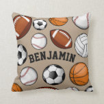 Cojín Decorativo Los deportes All Star personalizaron el moreno<br><div class="desc">Una almohada de tiro del moreno que ofrecía un surtido de bolas de los deportes y un punto para el nombre de su beneficiario del regalo se centró dentro de ellos.</div>