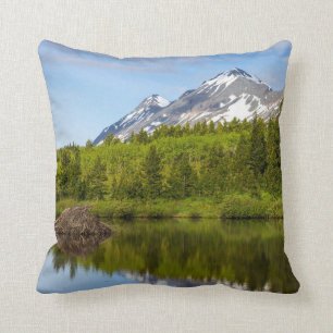 Cojín Decorativo Los Picos De Montaña Se Reflejan En Un Estanque De