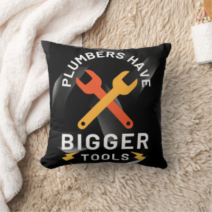 Cojín Decorativo Los plomeros tienen herramientas más grandes