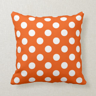 Cojín Decorativo Los puntos de la polka blanca en el naranja