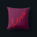Cojín Decorativo Love Citas Morple Background Theme Beach Wedding<br><div class="desc">Impreso con texto "amor" en fondo morado. Siéntase libre de personalizar y cambie el texto o elija un color diferente para la almohada,  ¡o incluso agregue sus propias imágenes o nombres!</div>