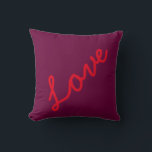 Cojín Decorativo Love Citas Morple Background Theme Beach Wedding<br><div class="desc">Impreso con texto "amor" en fondo morado. Siéntase libre de personalizar y cambie el texto o elija un color diferente para la almohada,  ¡o incluso agregue sus propias imágenes o nombres!</div>