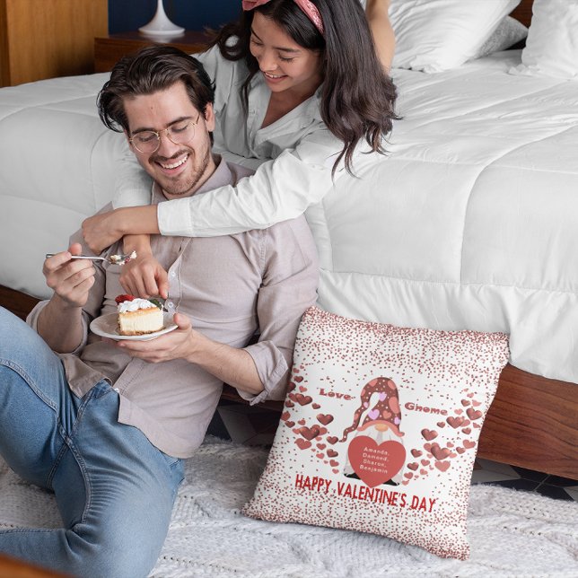 Cojín Decorativo Love Gnome Feliz Día de San Valentín (Love Gnome Happy Valentines Day Throw Pillow)