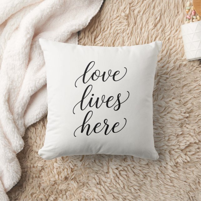 Cojín Decorativo Love Lives Here Script Throw Pillow  (Manta)
