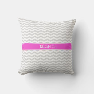 Cojín Decorativo Lt Gris Blanco Chevron Delgado Monograma Rosa Bril