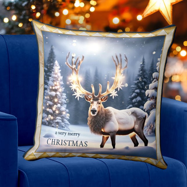 Cojín Decorativo Luces festivas Navidades de renos arte animal (Christmas pillow featuring a festive reindeer with sparkling lights in a snow covered landscape )