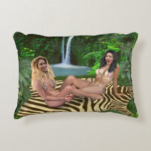 COJÍN DECORATIVO LUCHA DE COSQUILLAS NENAS