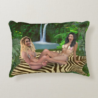 COJÍN DECORATIVO LUCHA DE COSQUILLAS NENAS