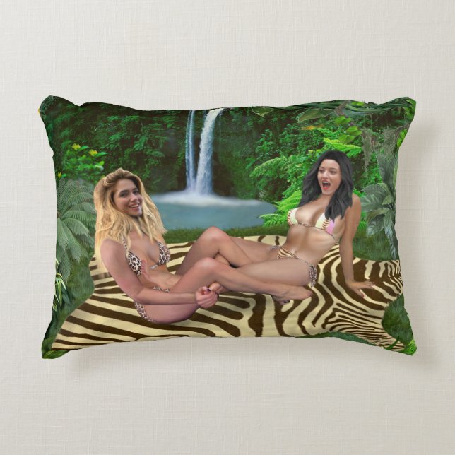 COJÍN DECORATIVO LUCHA DE COSQUILLAS NENAS (Anverso)