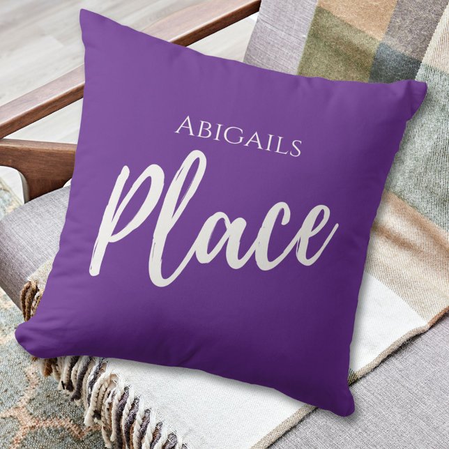 Cojín Decorativo Lugar de nombre personalizado púrpura (Subido por el creador)