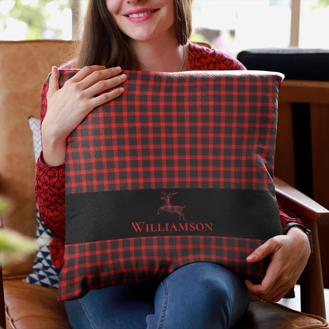 Cojín Decorativo Lumberjack Plaid Monogram Deer | Negro rojo (Subido por el creador)