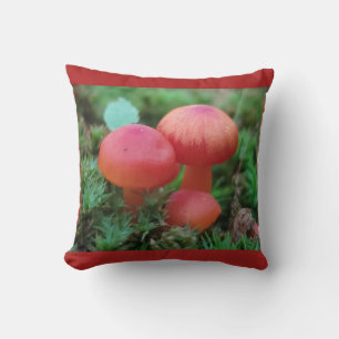 Cojín Decorativo Luminosos champiñones rojos en el suelo forestal