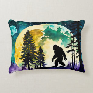 Cojín Decorativo Luna llena Sasquatch en la montaña