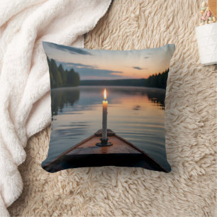 Cojín Decorativo Luz de vela en barca al atardecer en el lago