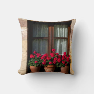 Cojín Decorativo Macetas de flores en ventana en pueblo