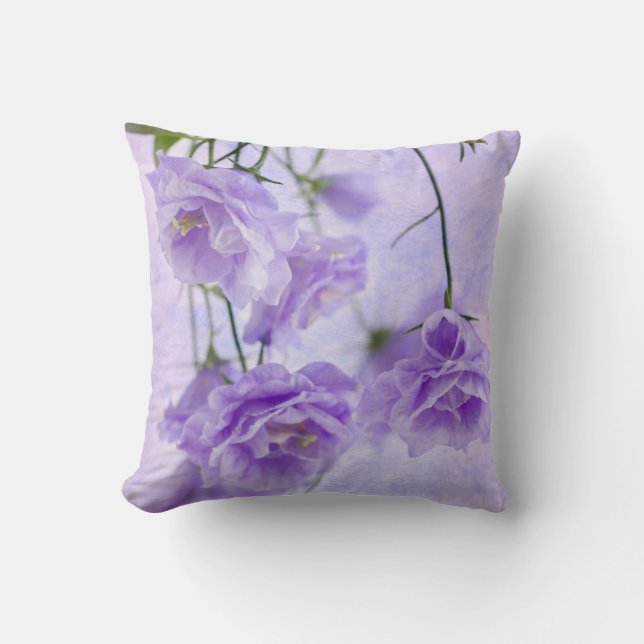 Cojín Decorativo Macro morada de Campanella flor (Anverso)