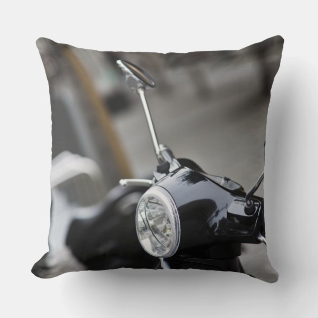 Cojín Decorativo Madrid, scooter negro Vespa (Anverso)