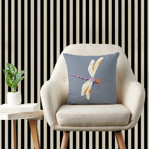 Cojín Decorativo Magnífica libélula de oro en rama contra el gris