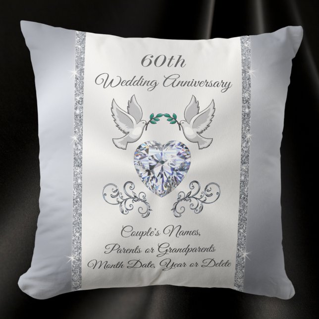 Cojín Decorativo Magnífico regalo matrimonial personalizado de 60 a (60th wedding anniversary gifts for grandparents. Diamond anniversary throw pillow with Heart Diamond)