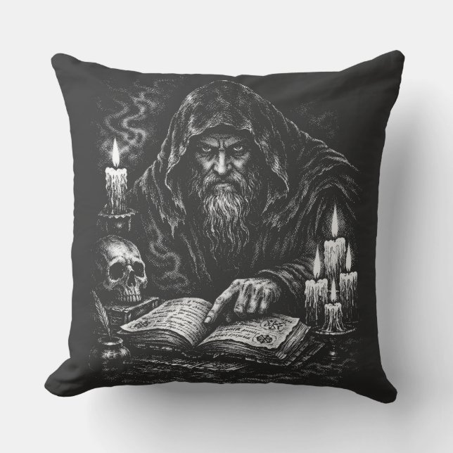 Cojín Decorativo Mago estudiando el grimorio — por BurnsInHell (Anverso)