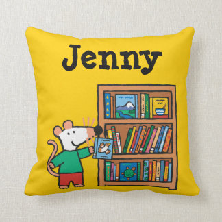 Cojín Decorativo Maisy y una biblioteca de libros