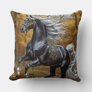 Cojín Decorativo Majestuoso caballo negro en un bosque otoñal
