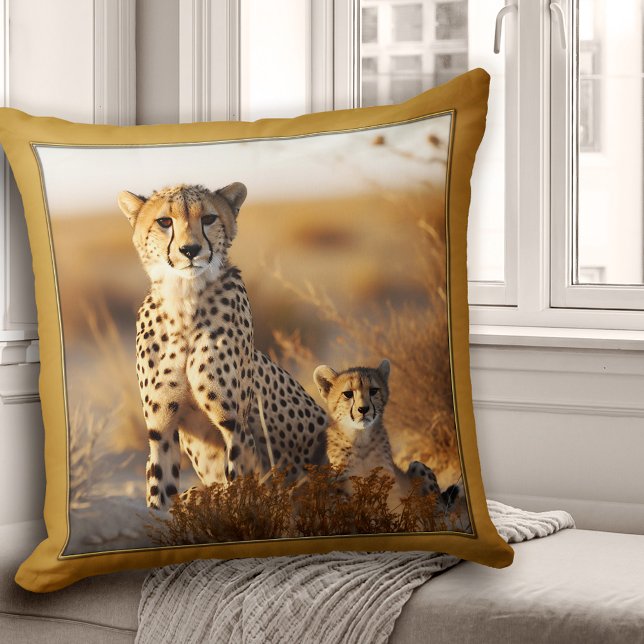 Cojín Decorativo Mamá chita con gato grande bebé (Pillow featuring a cheetah mom with her cub.)