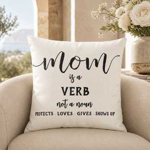 Cojín Decorativo Mamá en letra cursiva negra es un verbo Frase de m
