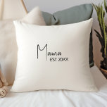 Cojín Decorativo Mamá Este moderna y simple<br><div class="desc">Celebre su pequeña almohada con nuestra moderna y simple almohada neutra mama est-drop, con un diseño minimalista en blanco y negro que es moderno y bonito. Con su estética limpia e inspirada en el boho, la atmósfera contemporánea y neutral en cuanto a género es perfecta para dar la bienvenida a...</div>