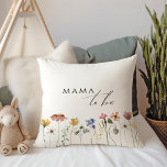 Cojín Decorativo Mamá Flor Silvestre Colorida que Va a Ser Mamá<br><div class="desc">Esta colorida almohada de flores silvestres para futuras mamás es perfecta para tu sencilla y caprichosa fiesta de baby shower boho arcoíris de verano. Las brillantes flores de color rosa, amarillo, naranja y dorado encantado dan a este producto el toque de un jardín de primavera minimalista, elegante y vintage hippie....</div>