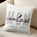 Cojín Decorativo Mamá más fría desde el 20XX de la adormidera simpl<br><div class="desc">Este diseño sencillo y moderno se compone de una tipografía de san serif.</div>