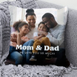 Cojín Decorativo Mamá y papá | Resumen de texto del Boho con dos fo<br><div class="desc">Esta sencilla y elegante almohada para tus padres incluye dos de tus fotos personales de la familia, junto con las palabras "Mamá y papá" en una tipografía moderna y blanca y un lugar para añadir tus nombres y el año en la parte trasera. El texto presentado dice "te queremos tanto",...</div>