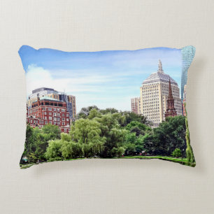 Cojín Decorativo Mamáes de Boston - Vista desde el jardín público d