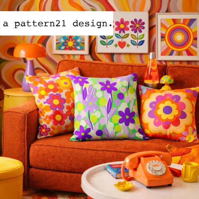 Cojín Decorativo Manchas florales en patrón verde lima (Groovy retro floral pillow bursting with vintage color and psychedelic charm.)