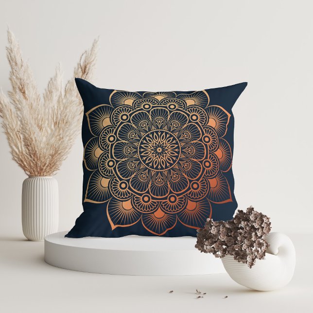 Cojín Decorativo Mandala azul de la marina moderna (Modern Navy Blue Peach Mandala Throw Pillow in a white room with dry flowers)