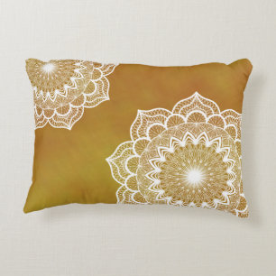Cojín Decorativo Mandalá blanco sobre fondo dorado