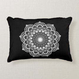 Cojín Decorativo Mandalá blanco sobre fondo negro