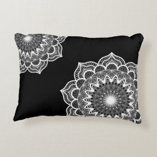 Cojín Decorativo Mandalá blanco sobre fondo negro