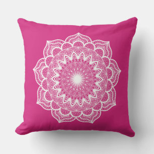 Cojín Decorativo Mandalá blanco sobre fondo rosa