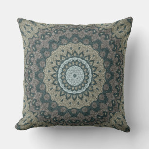Cojín Decorativo Mándala de color taupe y azul verdoso con simetría