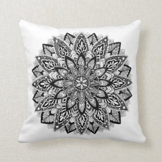 Cojín Decorativo Mandala de la flor blanco y negro