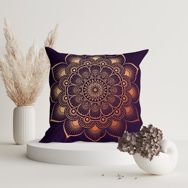 Cojín Decorativo Mandala moderna morada oscura (Modern Dark Purple Peach Mandala Throw Pillow in a white room with dry flowers.)