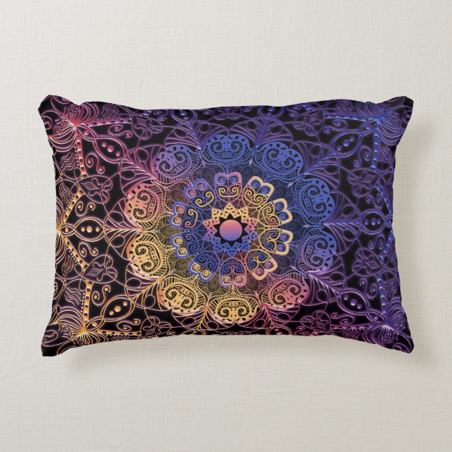 Cojín Decorativo Mandala morada y amarilla: diseño dibujado a mano (Anverso)